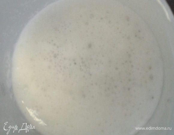 Далее тесто. В большую миску просеять муку горкой, сделать в ней углубление и вылить горячий (90-95 градусов) картофельный отвар, в котором предварительно развести пол чайной ложки соды. 