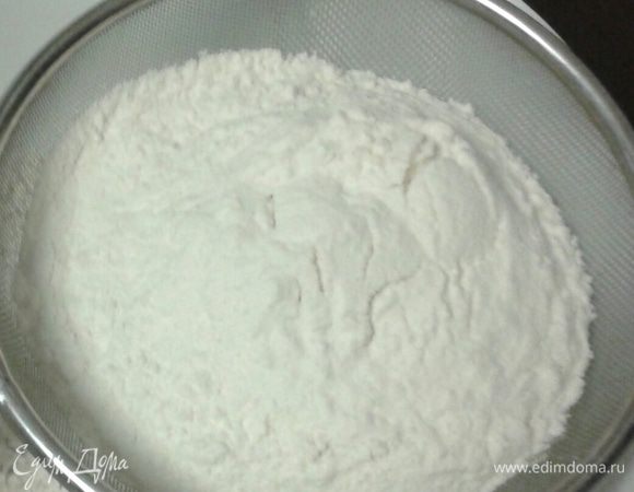 Вымесить гладкое эластичное тесто, добавить растительное масло. Нужно следить, чтобы тесто не получилось слишком крутое, при необходимости добавьте еще немного масла или пару ложек теплой воды. Тесто завернуть в пищевую пленку и отправить в холодильник минут 40-60. И еще, если отвар не соленый, добавьте в тесто немного соли.
