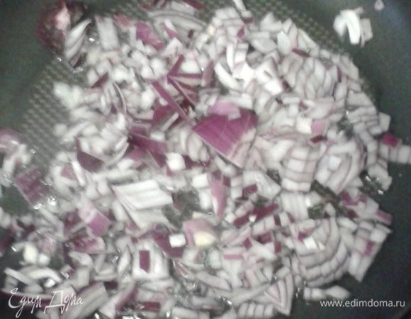 Начинка. Отварной картофель размять. На разогретую сковородку вылить пару ложек масла, обжарить в нем мелко порезанный лук,