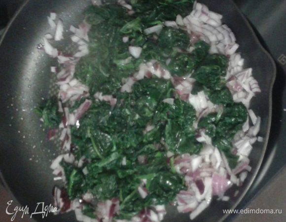 Когда лук станет прозрачным, добавить размороженный шпинат, посолить, поперчить, добавить мускатный орех на кончике ножа. Потомить пару минут, затем смешать с картофельным пюре.
