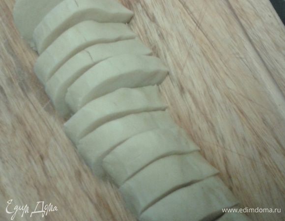  Нарезать примерно на 15 частей.