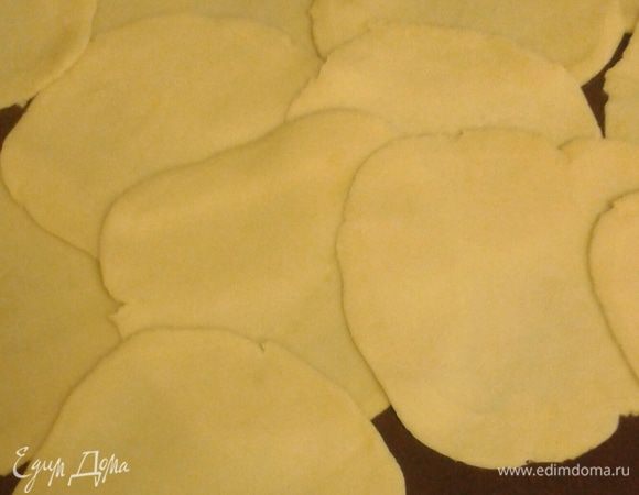 Затем каждую раскатать тонко лепешкой. 