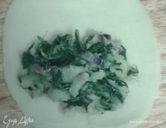 На одну сторону выложить начинку.