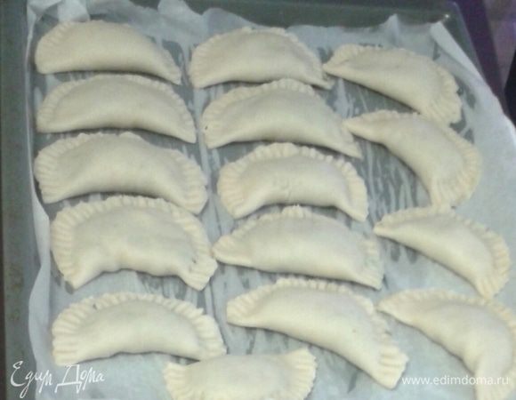  Пирожки выложить на противень, застеленный предварительно пекарской бумагой, верх смазать растительным маслом.