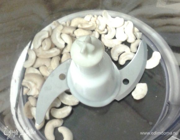  Орехи измельчить.