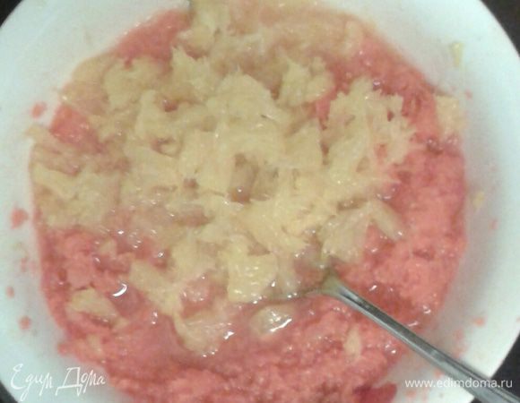 Морковь натереть на мелкой терке, должно получиться около одного полного стакана (стакан 250 мл), смешать с сахаром и дать немного постоять, чтобы морковь пустила сок. Апельсин почистить отделить от перегородок, сохраняя при этом сок. Смешать с морковью, добавить растительное масло. 