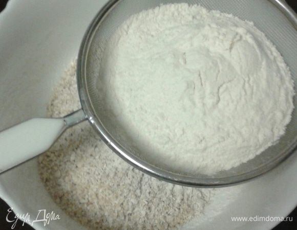 Муку просеять, добавить разрыхлитель, орехово-овсяную смесь, ванильный сахар. Морковно-апельсиновую смесь смешать с сухими ингредиентами. 