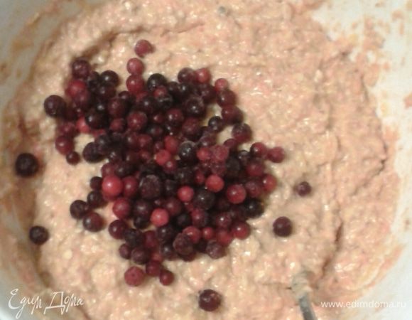 Далее половину отмеренной брусники кладем в тесто и перемешиваем. 