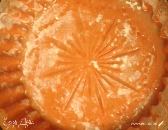 Форму для выпечки смазываем маслом и присыпаем мукой, форма диаметром  24 см.