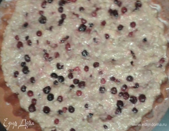  Выкладываем в нее тесто, сверху оставшуюся бруснику. При этом ее нужно  немного утопить, чтобы брусника не осталась на поверхности. 