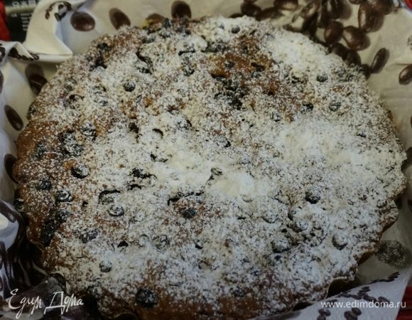 Запекаем в разогретой до 185 градусов духовке, примерно 40-50 минут. 
Кекс после выпечки остается немного влажным, это особенность постной выпечки.  Когда остынет, присыпать сахарной пудрой. Можно украсить свежими ягодами.

Приятного чаепития!