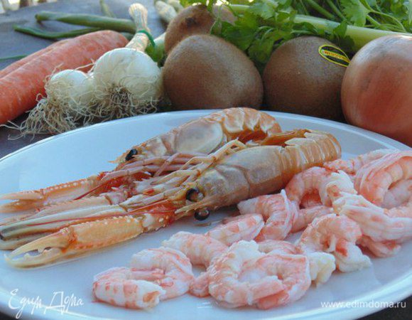 Я готовила половину порции, рецепт привожу полностью.
Креветки очистить, помыть, обсушить бумажными полотенцами. Головы и панцири сохранить для бульона.