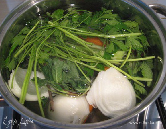 Приготовить бульон. В кастрюлю положить очищенные овощи: морковь, стебель сельдерея, репчатый лук, небольшой пучок петрушки, залить 2,5 литрами воды, варить 20 минут.