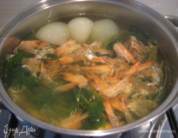 Добавить в бульон головы и панцири креветок, лавровый лист и варить еще 10 минут. Готовый бульон процедить, держать горячим на слабом огне.