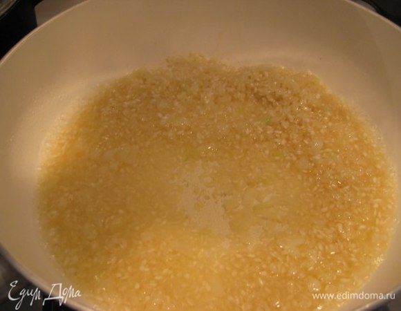 Влить в сковороду белое вино Просекко, дать вину выпариться. Посолить, поперчить. Добавить два половника горячего бульона, готовить ризотто в течении 16 минут, помешивая, добавляя каждый раз по 1 половнику бульона по мере впитывания его рисом.