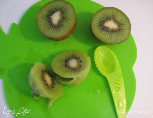 Киви почистить, порезать кубиками.