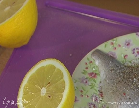 Из лимона выжать сок.