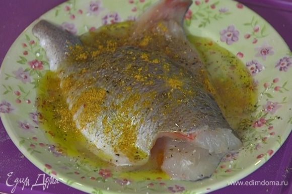 Рыбу посолить, поперчить, сбрызнуть частью лимонного сока и оливковым маслом и посыпать карри.