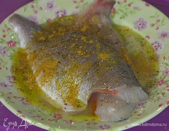 Рыбу посолить, поперчить, сбрызнуть частью лимонного сока и оливковым маслом и посыпать карри.