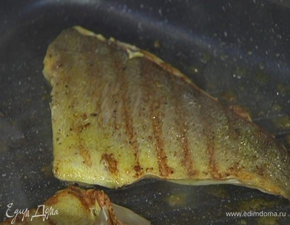 Разогреть сковороду-гриль, выложить рыбу кожей вниз и обжаривать по 3–5 минут с каждой стороны (главное — не пересушить!).