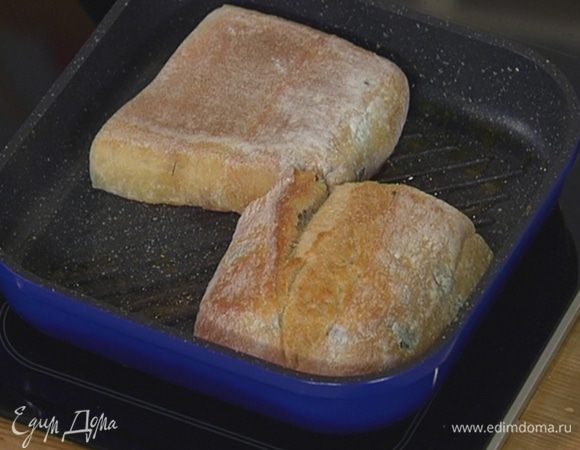 Чиабатту разрезать пополам вдоль и подсушить на разогретой сковороде-гриль, где жарилась рыба.