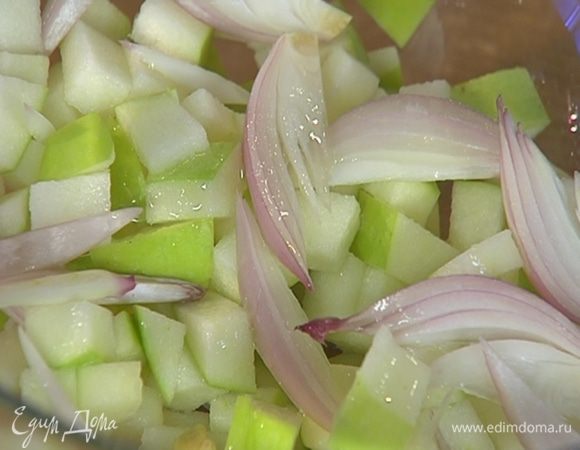 Яблоко и шалот выложить в салатницу и полить оставшимся лимонным соком.