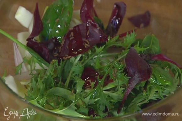 Добавить салатный микс, полить 1 ст. ложкой оливкового масла Extra Virgin и посыпать тмином.