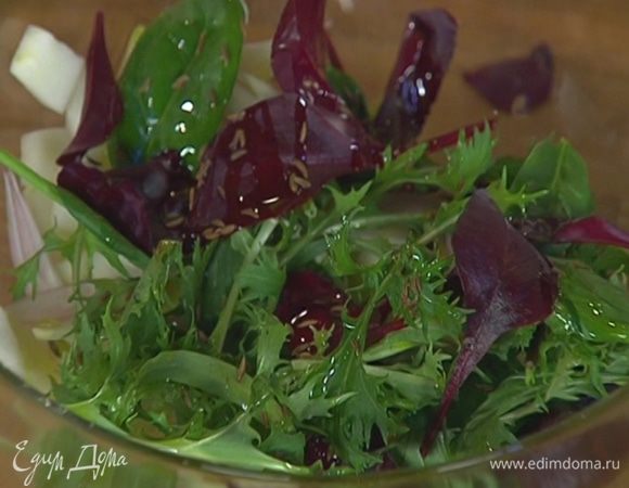 Добавить салатный микс, полить 1 ст. ложкой оливкового масла Extra Virgin и посыпать тмином.