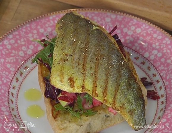 Сбрызнуть тосты оставшимся оливковым маслом Extra Virgin, выложить на них салат, а сверху рыбу.