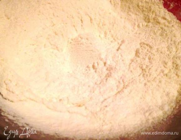 Муку просеять с разрыхлителем и солью.