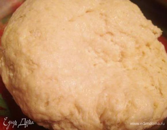 Добавить молоко, сахар, масло и творог и замесить тесто.
Оно будет эластичным.