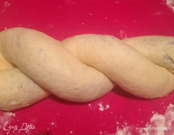 Свернуть оба рулета, хорошо защипав края, и переплести их между собой.