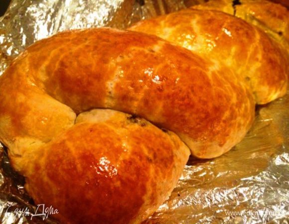 Сверху смазать яйцом или молоком и выложить на смазанный маслом противень.
Выпекать в разогретой до 180-200 гр. духовке примерно 45 мин.