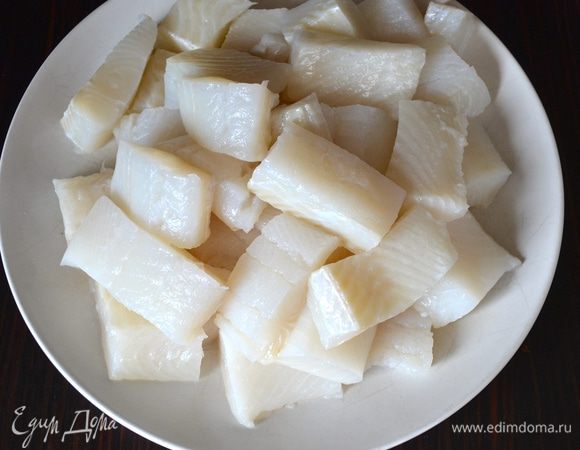 Рыбу промыть, снять кожу и проверить, чтобы не осталось косточек. Нарезать филе небольшими кусками.