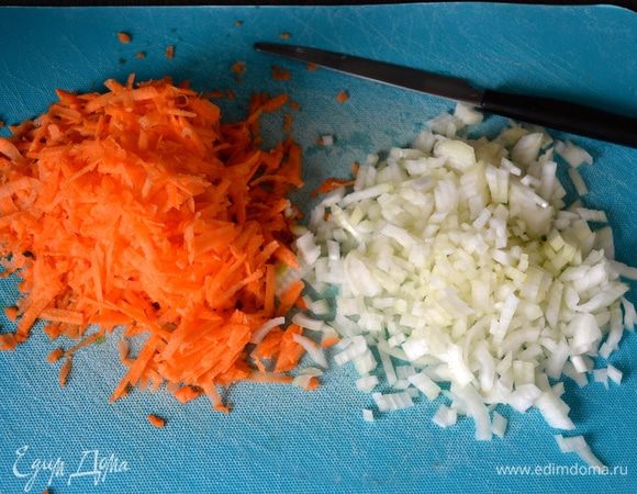 Морковь очистить и натереть на крупной терке. Лук очистить и нарезать помельче (можно и покрупнее - дело вкуса!). 