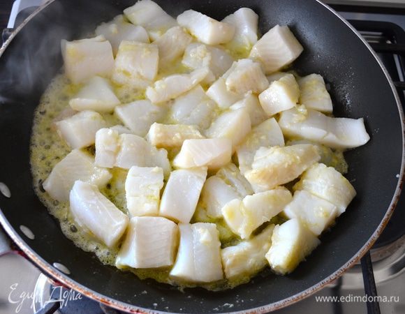 В сковороде разогреть оливковое масло и выложить кусочки рыбы. Обжарить пару минут.