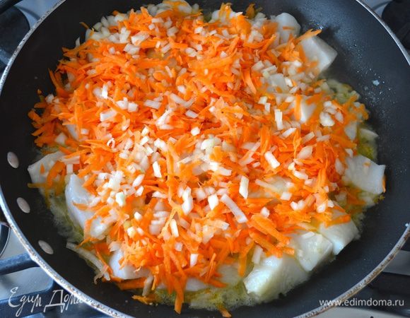 Овощи перемешать и выложить слоем на рыбу, накрыть сковороду крышкой и потушить на слабом огне минуты 3.