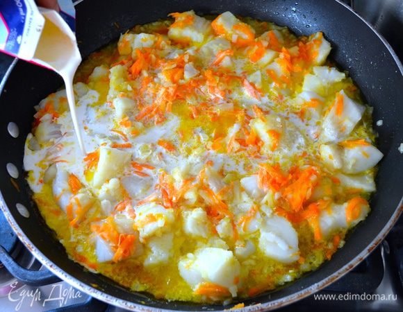 Снять крышку, осторожно все перемешать и влить сливки. Посолить, поперчить по вкусу и потушить все еще около 15 минут до загустения соуса. Кстати, сливки можно заменить и на сметану, влив при этом дополнительно немного воды. 