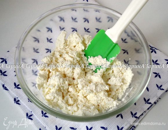 Для творожных сырков размять мелкий творог.