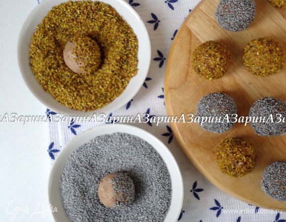 Из творожной массы скатать шарики величиной с небольшой орех. Обвалять в маке или дробленом орехе. Убрать в холод для застывания.