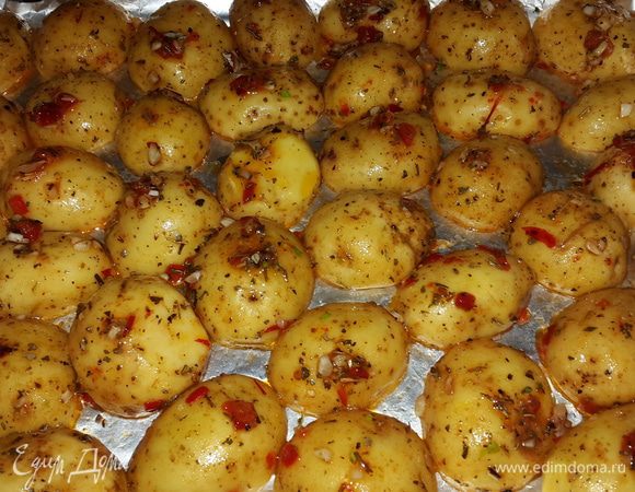 Противень застилаем фольгой (матовой стороной вверх) и выкладываем картофель срезом вниз так, чтобы весь картофель срезом лежал на фольге. Оставшийся на дне миски соус распределяем по картофелю. Отправляем всю эту красоту в духовку, сначала на нижний уровень, включаем на 200С, а через некоторое время (15-20 минут) переставляем на средний уровень до готовности.