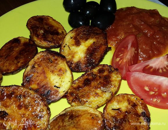 Я подавала с картофелем томатный соус с базиликом, маслины и помидоры. Это очень вкусно! Приятного аппетита!