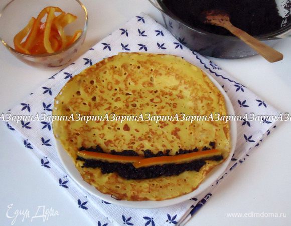 Блины нафаршировать начинкой: сначала выложить по ложке мака и распределить его по ширине блина. А на мак положить по паре полосок апельсиновых цукатов. Закрутить блины в трубочку.