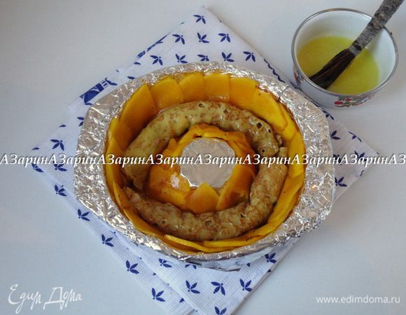 Затем выложить поверх тыквы блинные трубочки, смазывая их желтком.