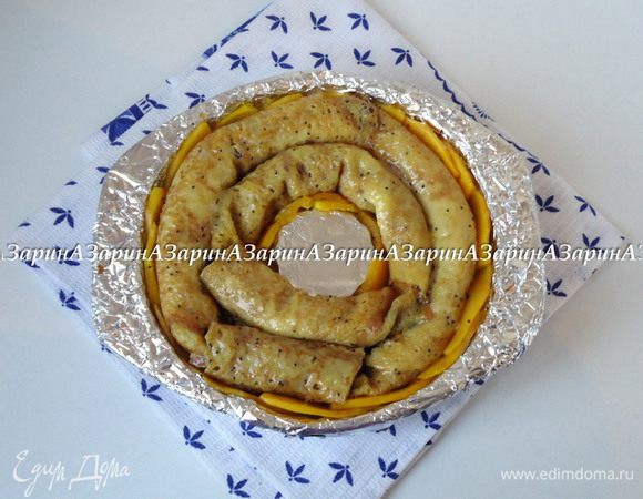 Заполнить форму до верха и поставить запекаться в заранее разогретую духовку до 200 град., на 15 - 20 минут.