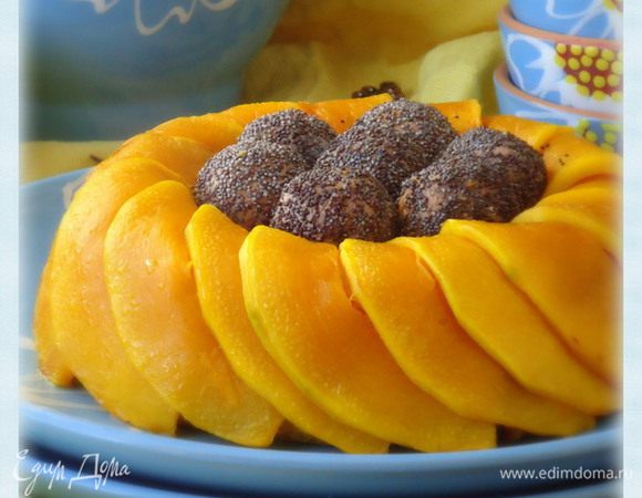 Готовую запеканку перевернуть на сервировочное блюдо. Остудить. Центр запеканки украсить творожными шариками. 