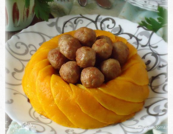 А это "Рисовая корона с тыквой и фрикадельками" по Иришкиному рецепту: http://www.edimdoma.ru/retsepty/59777-risovaya-korona-s-tykvoy-i-frikadelkami  Блюдо вкусное и красивое, несомненно подходит для праздничного стола! Рекомендую! 