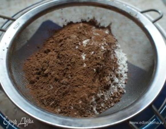 В миску просеять муку и какао-порошок.