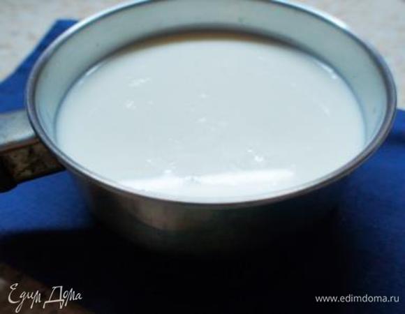 Молоко слегка нагреть и снять с плиты.