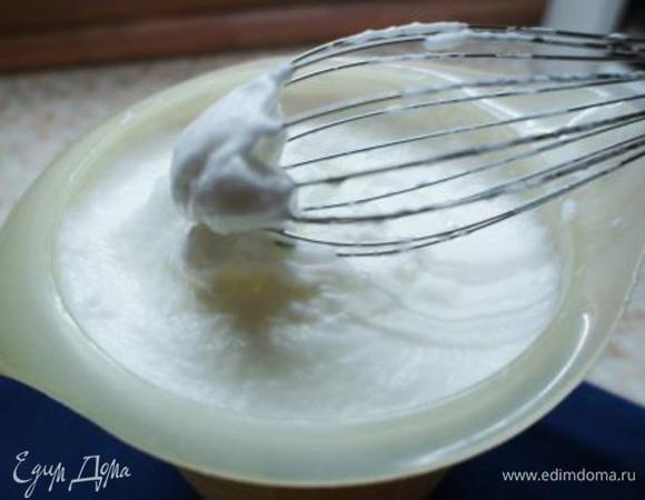 Желтки отделить от белков.
Белки взбить миксером до твердых пиков, добавив 4 капли белого винного уксуса (лично я обхожусь без него).